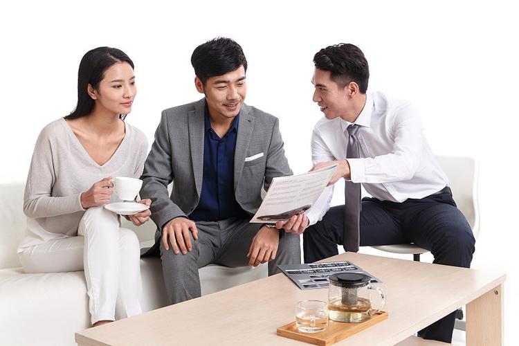 一輛車，兩個人，和那個把鑰匙遞給他們的人